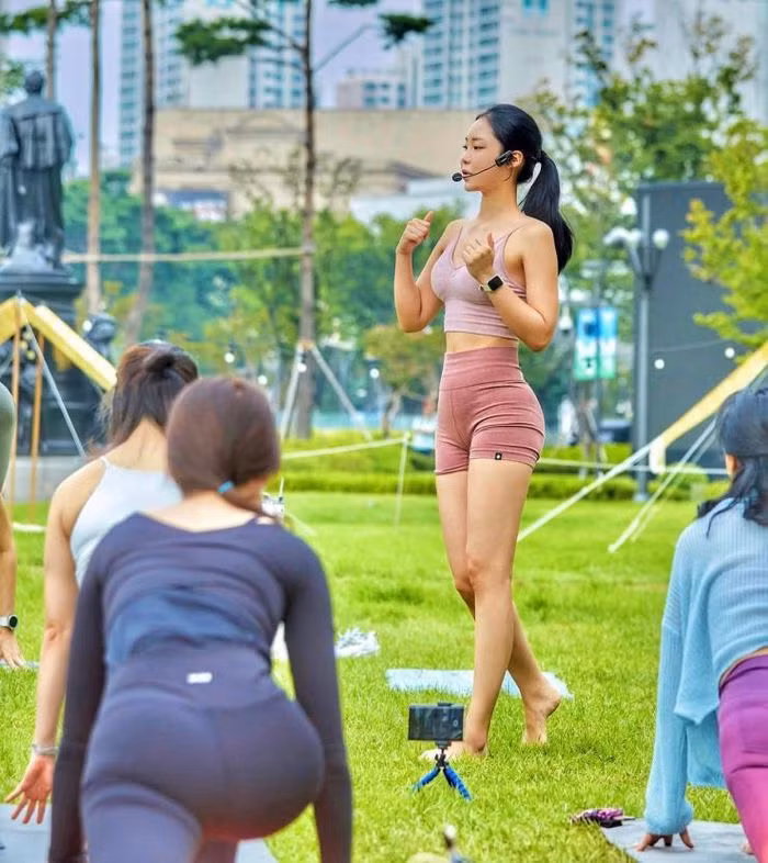 Soi.f tập trung vào chọn trang phục với nhiều gam màu tươi mới, đơn sắc cùng độ ngắn/dài khác nhau.