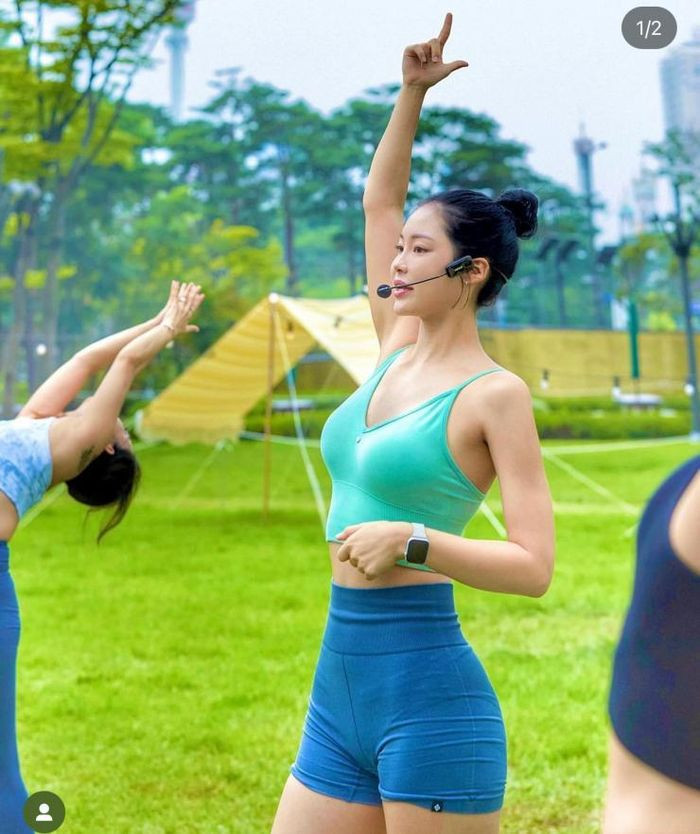 Đặc điểm của người tập yoga là thường xuyên thực hiện những động tác kéo giãn nên vải cũng bị kéo giãn, bạn cần lựa chọn chất liệu tốt.