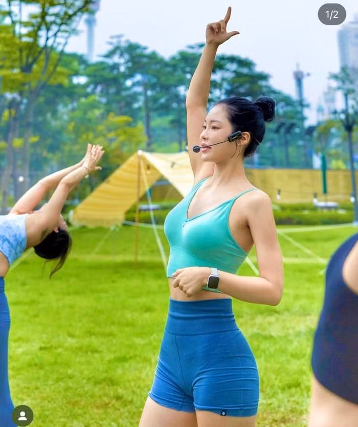 Đặc điểm của người tập yoga là thường xuyên thực hiện những động tác kéo giãn nên vải cũng bị kéo giãn, bạn cần lựa chọn chất liệu tốt.