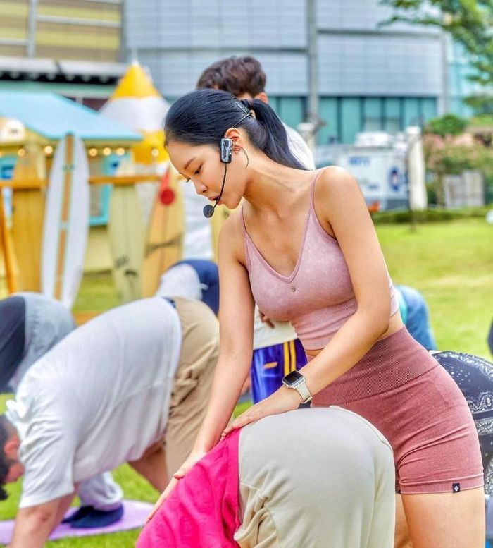 Theo đó, trang phục cô giáo day Yoga mặc đa dạng từ màu sắc tới kiểu dáng.