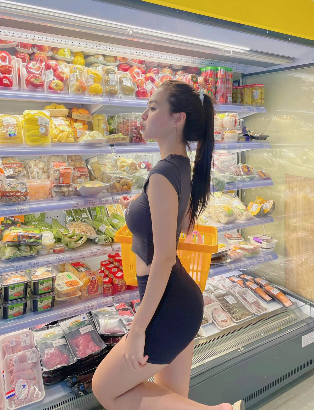 "Tôi làm mẫu ảnh nên hầu như ngày nào cũng phải make up rất nhiều. Nên tôi phải làm sạch da mặt rất kỹ. Việc tẩy trang và làm sạch da kĩ sẽ giúp các kem dưỡng được thấm sâu hơn, không gây tắc lỗ chân lông dẫn đến gây mụn", Hoàng Kim chia sẻ.