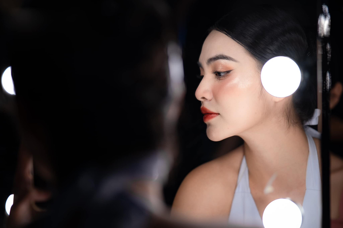 Về chế độ tập luyện, Hoàng Kim tập gym 3 buổi/tuần, mỗi buổi kéo dài khoảng 1 tiếng. Người đẹp hướng đến các bài tập làm săn chắc cơ thể, nâng số đo vòng 1 và vòng 3.