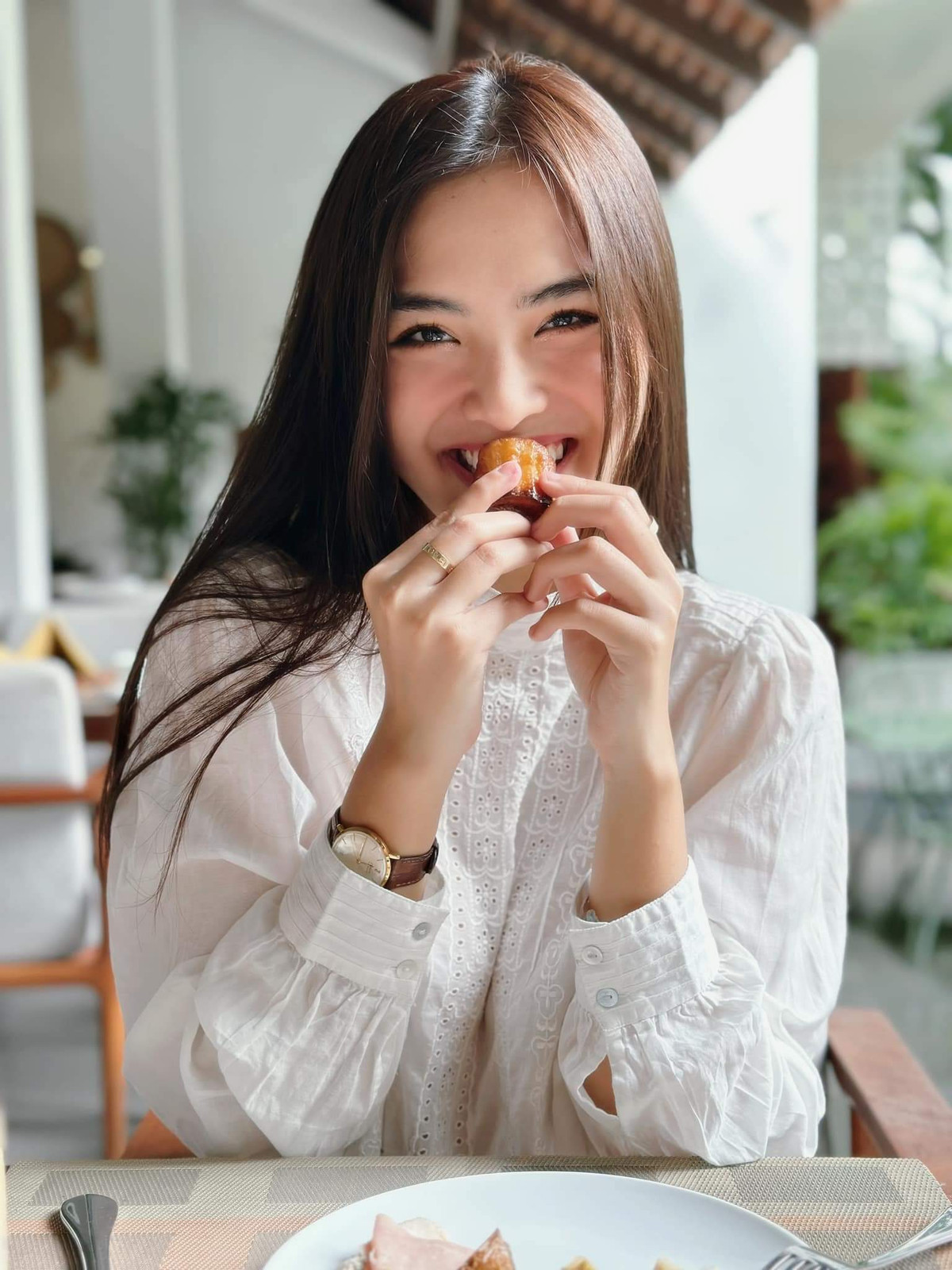 Nhờ áp dụng chế độ tập luyện và ăn uống này Hoàng Kim đã có được vóc dáng đầy đặn, săn chắc và khỏe khoắn.