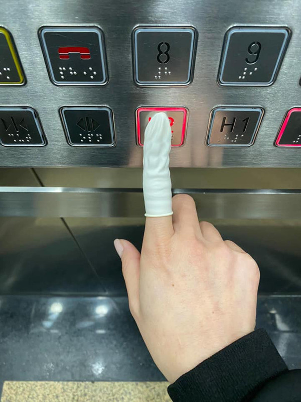 Mỗi người tự trang bị 1 ngón tay cao su khi sử dụng thang máy trong mùa Covid-19.