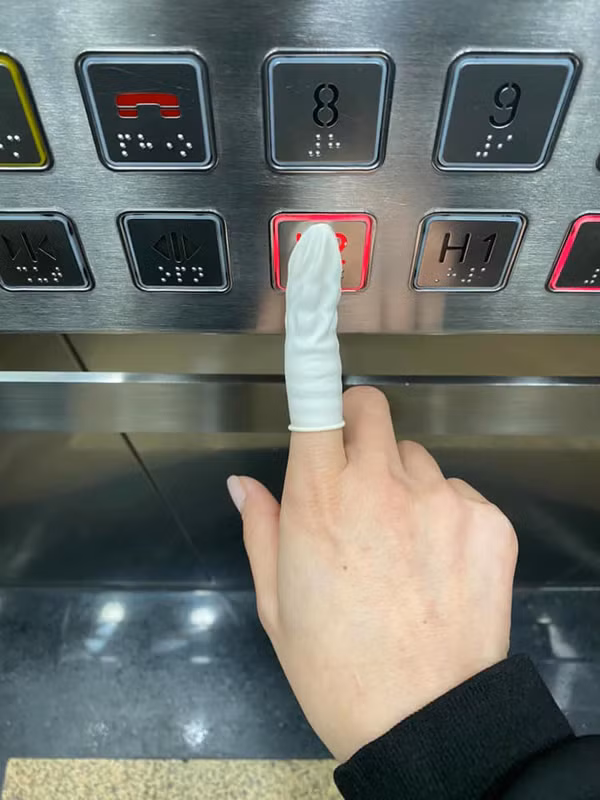 Mỗi người tự trang bị 1 ngón tay cao su khi sử dụng thang máy trong mùa Covid-19.