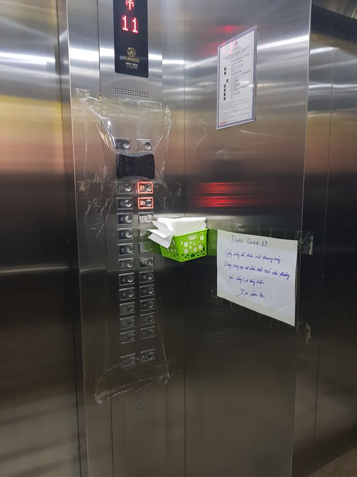 Bên cạnh việc dùng tăm nhiều chung cư còn trang bị giấy ăn trong thang máy. Tuy nhiên, biện pháp phòng ngừa dịch bệnh này không được ủng hộ nhiều vì gây lãng phí và chưa thực sự đảm bảo an toàn.