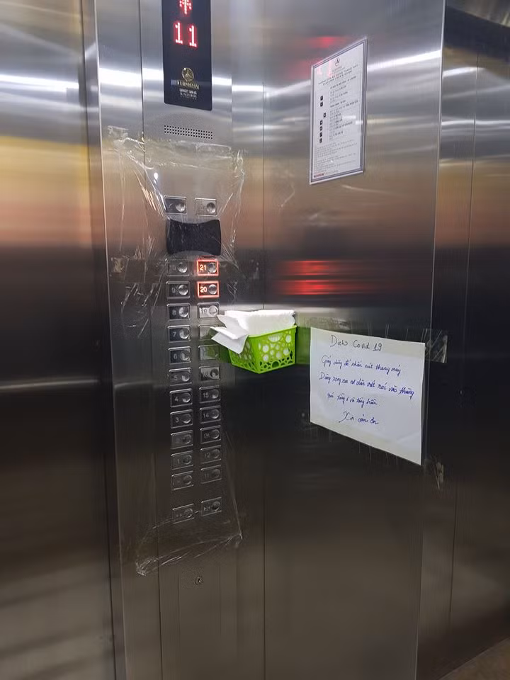 Bên cạnh việc dùng tăm nhiều chung cư còn trang bị giấy ăn trong thang máy. Tuy nhiên, biện pháp phòng ngừa dịch bệnh này không được ủng hộ nhiều vì gây lãng phí và chưa thực sự đảm bảo an toàn.