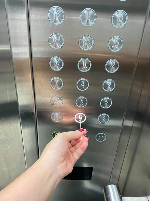 Mới đây, để ngăn ngừa lây lan dịch Covid-19 ban quản lý tòa nhà tại Hà Nội đã gắn một tấm mút xốp tại vị trí gần nút bấm thang máy, trên đó cắm nhiều que tăm. Bên cạnh có dán kèm tờ thông báo: "Tăm bấm thang máy. Nhằm hạn chế tới mức tối đa việc tiếp xúc với Corona virus, quý cư dân, quý khách hàng vui lòng sử dụng tăm để bấm thang máy".