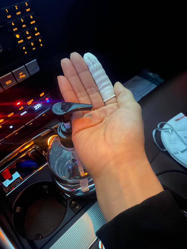 Dùng ngón tay cao su để ấn thang máy.