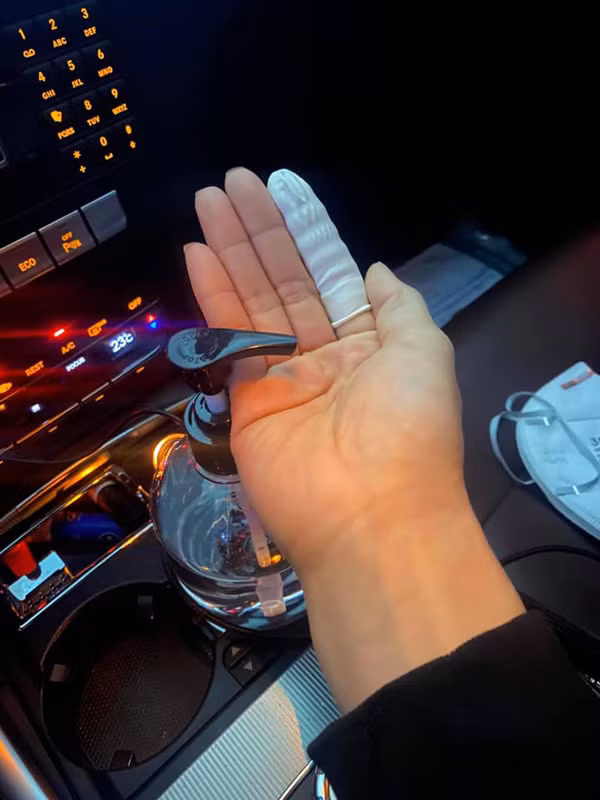 Dùng ngón tay cao su để ấn thang máy.