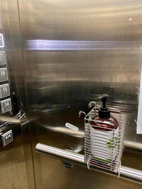 Ngoài ra, nước rửa tay khô, dung dịch sát khuẩn cũng được thiết kế đặt gọn cạnh khu vực nút bấm thang máy để người dân có thể sử dụng ngay sau khi bấm.