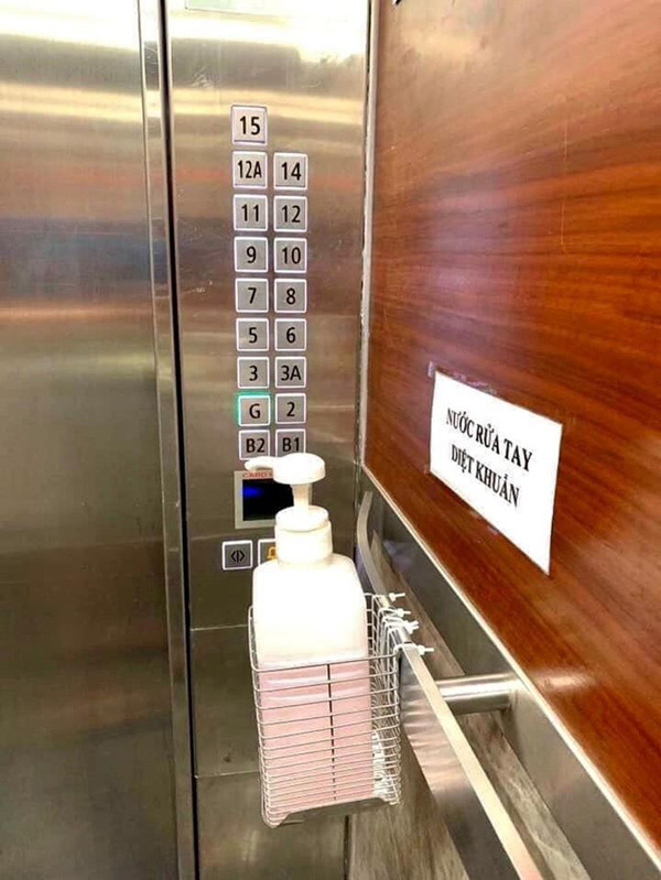 Bên cạnh đó, một số chung cư ở Hà Nội cũng áp dụng vài cách đi thang máy an toàn khác cho người dân giữa mùa dịch Covid-19.