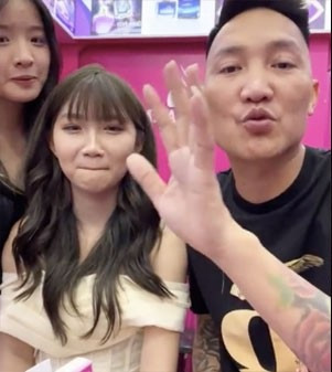 Trà thân thiết với bố và không ngại xuất hiện trên sóng livestream cùng bố.