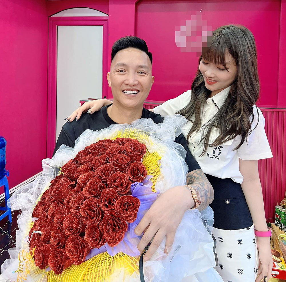 Nếu thường xuyên theo dõi trang cá nhân của "giang hồ mạng" Huấn Hoa Hồng, nhiều người dễ dàng nhận ra Trà thường xuất hiện cùng bố. Thậm chí, Huấn Hoa Hồng cũng nhiều lần chia sẻ hình ảnh con gái kèm thông báo 'tuyển rể'.