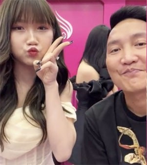 Trà là con gái của người vợ trước của Huấn Hoa Hồng.