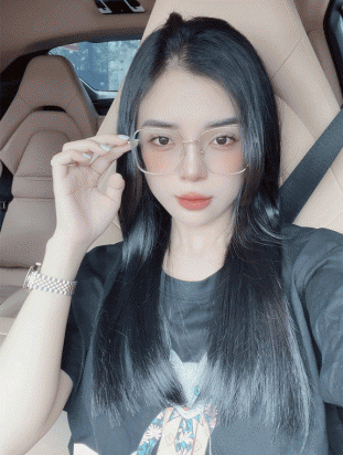 Trước thông tin trên, cư dân mạng nhanh chóng để lại những bình luận trái chiều. Nhiều người bày tỏ sự lo lắng cho tình hình hiện của con gái Huấn Hoa Hồng.