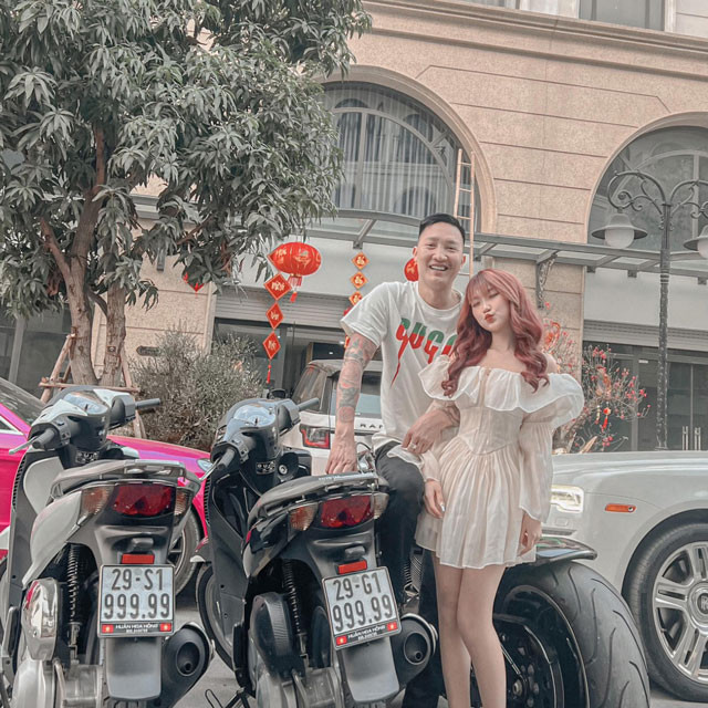 Theo quan sát ban đầu, nhiều người nhận xét Trà sở hữu ngoại hình ưa nhìn, nụ cười tươi tắn và gu thời trang nữ tính, điệu đà.