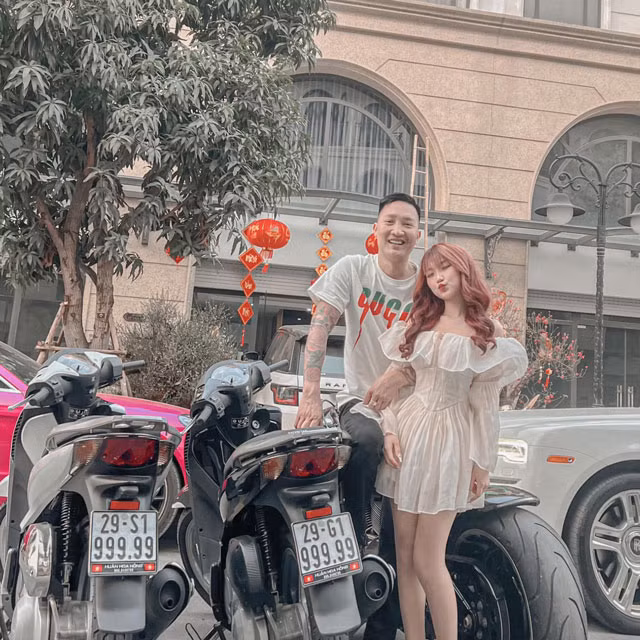 Theo quan sát ban đầu, nhiều người nhận xét Trà sở hữu ngoại hình ưa nhìn, nụ cười tươi tắn và gu thời trang nữ tính, điệu đà.