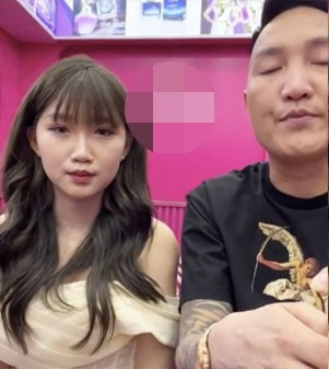 Làn da trắng cùng gương mặt ưa nhìn, con gái Huấn Hoa Hồng thu hút nhiều sự chú ý mỗi khi lên sóng livestream cùng bố.