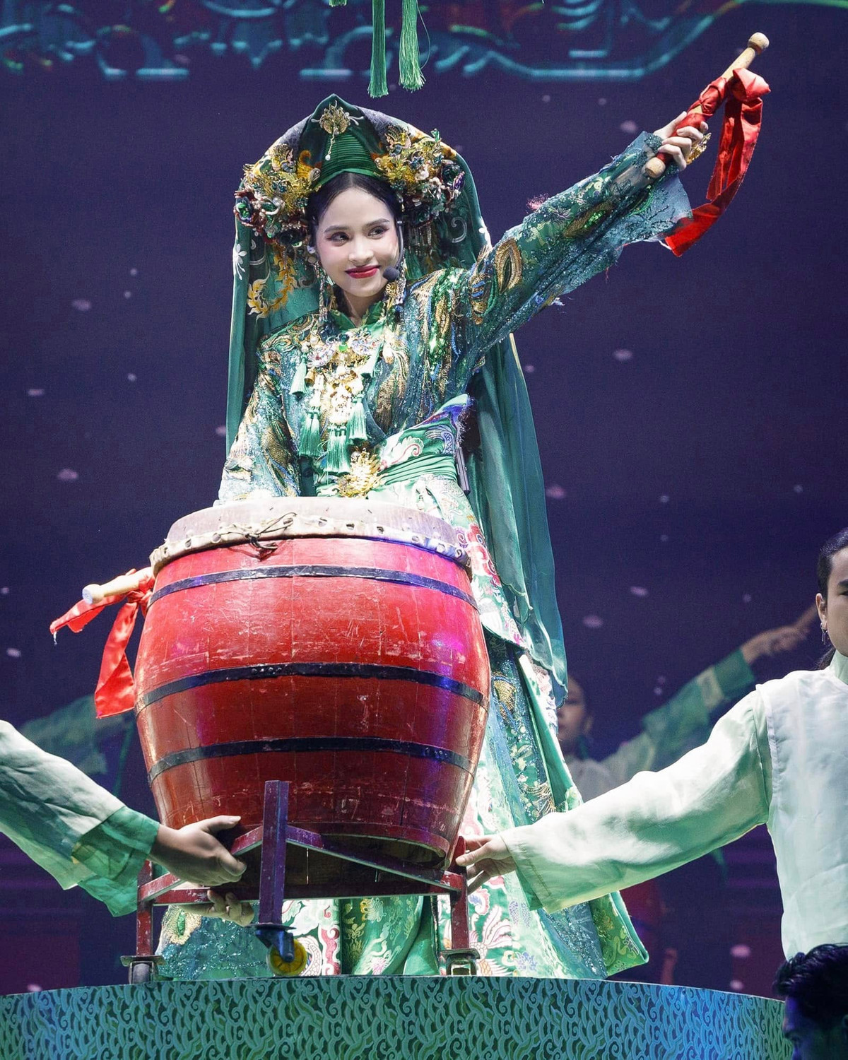 Tuy nhiên, kẻ gian vẫn tiếp tục gọi điện làm phiền, dọa dẫm nếu Kiều Anh không nhấp vào đường link đó thì sẽ tiếp tục bị trừ tiền.