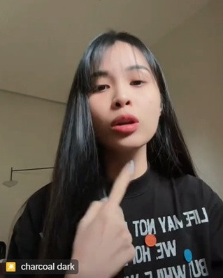 Sau khi Kiều Anh hẹn giao vào thời gian khác, một người tiếp theo gọi điện yêu cầu cô thanh toán trước 18 nghìn đồng để giao lại hàng vào buổi chiều. Dù nghi ngờ "có gì đó sai sai" nhưng nàng ca nương vẫn chuyển tiền.