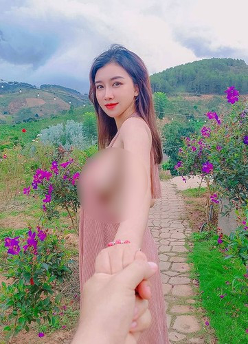 Theo tìm hiểu, nữ chính trong bức ảnh "thả rông" vòng 1 khi đi du lịch trên có tên Triệu Vân, sinh năm 1995 hiện là người mẫu ảnh có tiếng trên MXH.