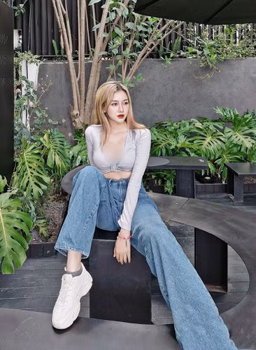 Không chỉ được biết đến với nghề nghiệp là người mẫu tự do, Triệu Vân còn là chủ một cửa hàng thời trang tự thiết kế.