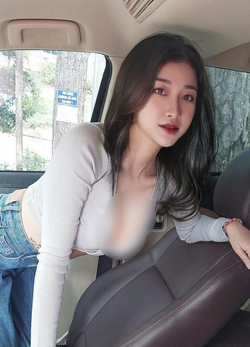 Lợi thế về vòng 1, Triệu Vân không ngại khi diện những bộ đồ cắt xẻ táo bạo để tôn lên đường cong của mình.