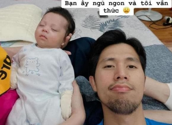 Trước đó, Trang Heo cũng đăng ảnh chồng thức đêm trông con. Trong ảnh nam cầu thủ lộ ảnh để râu dài, trông già nua và khác lạ.