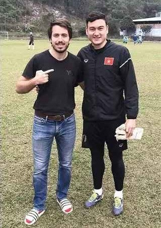 Hôm 17/7, Lâm Tây cũng gây chú ý khi đăng trên Facebook hình ảnh tiễn người đại diện Andrey Grushin ra sân bay.