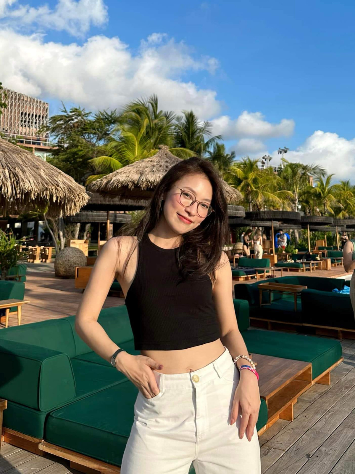 Khánh Vy tự mua được 2 căn nhà ở 2 thành phố đắt đỏ nhất cả nước là Hà Nội và TP HCM. Nữ MC cũng “tậu xế hộp” năm 19 tuổi, tặng bố mẹ một mảnh đất vào năm 20 tuổi.