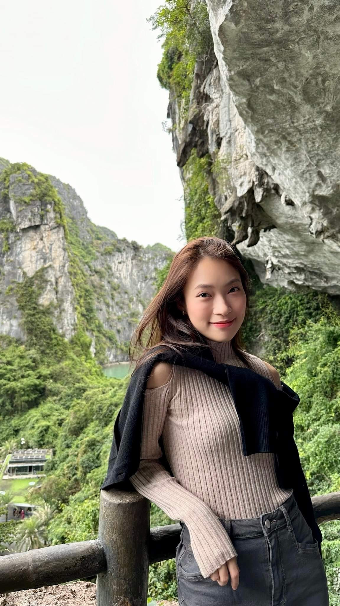 Ngoài ra, Khánh Vy còn sở hữu những chiếc túi xách đắt đỏ đến từ các thương hiệu nổi tiếng trên thế giới. Trang phục thường ngày hay đi làm của cô nàng cũng đến từ nhiều nhà mốt đình đám.