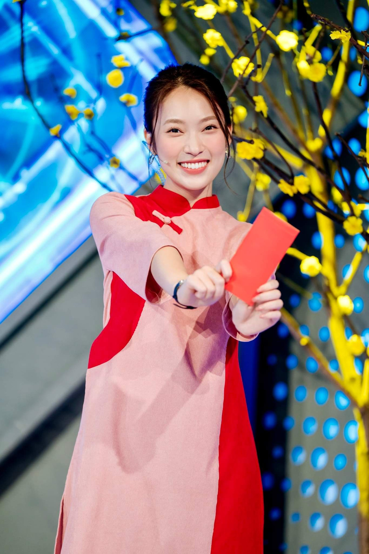 Theo đó, Khánh Vy được “chọn mặt gửi vàng” trở thành MC cho Đường lên đỉnh Olympia và nhiều chương trình, sự kiện nổi tiếng. Bên cạnh đó, cô nàng cũng rất thành công trong các lĩnh vực khác như diễn giả, YouTuber, TikToker,…