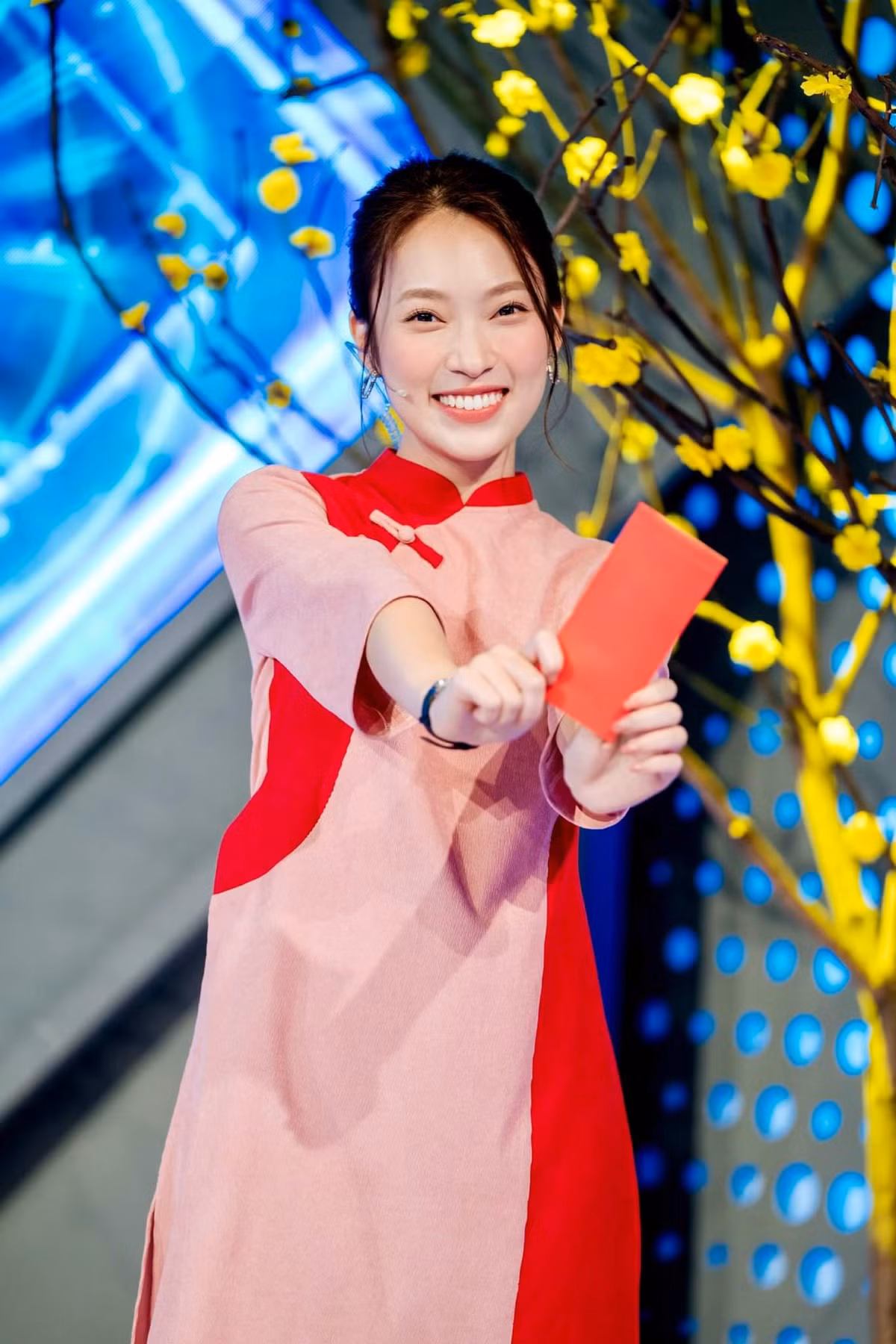 Theo đó, Khánh Vy được “chọn mặt gửi vàng” trở thành MC cho Đường lên đỉnh Olympia và nhiều chương trình, sự kiện nổi tiếng. Bên cạnh đó, cô nàng cũng rất thành công trong các lĩnh vực khác như diễn giả, YouTuber, TikToker,…