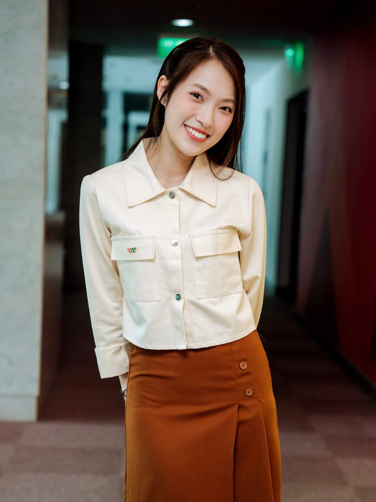 Khi được hỏi năm nay Khánh Vy sẽ đón Valentine cùng ai, nữ MC đã ngại ngùng cười và rất tinh tế trả lời rằng: “Năm nay em đón Valentine với Gia đình Truyền Hình ạ”.