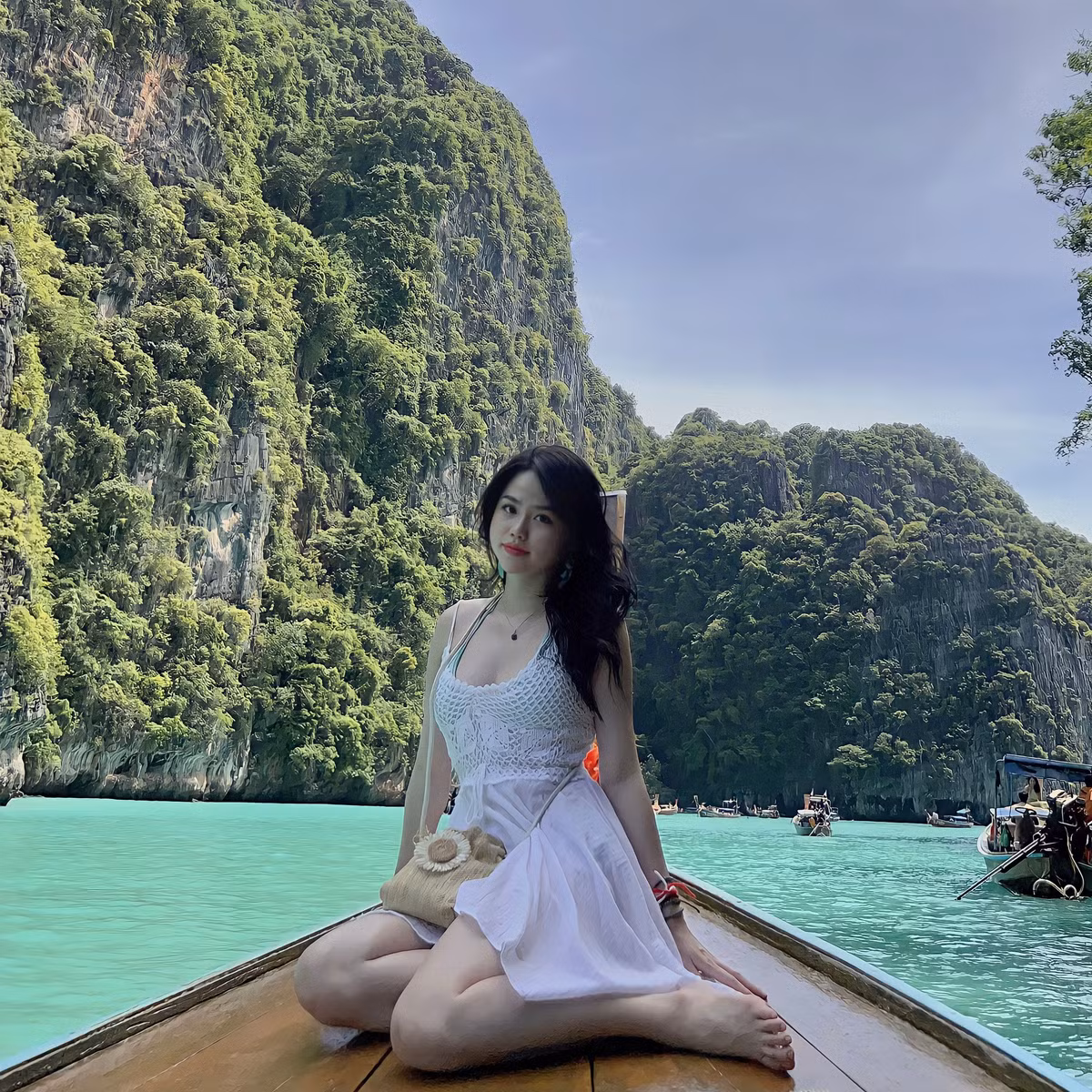 Trên trang cá nhân, Huỳnh Anh thường xuyên đăng tải những bức ảnh nghỉ dưỡng cùng gia đình và bạn bè. Bên cạnh đó, cô nàng cũng không quên khoe những khoảnh khắc cực xinh của mình.