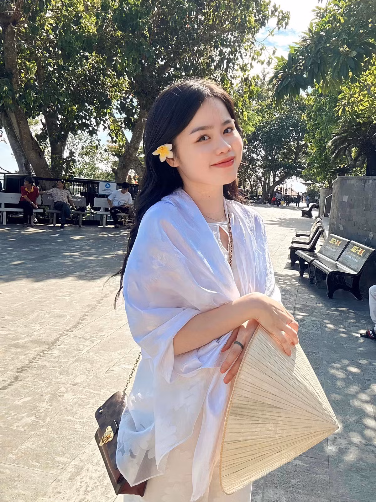 Huỳnh Anh thoải mái chia sẻ những khoảnh khắc đẹp mướt mát trong khoảng thời gian tận hưởng mùa hè rực rỡ. Cô nàng xuất hiện với hình ảnh tươi tắn, tràn đầy sức sống.