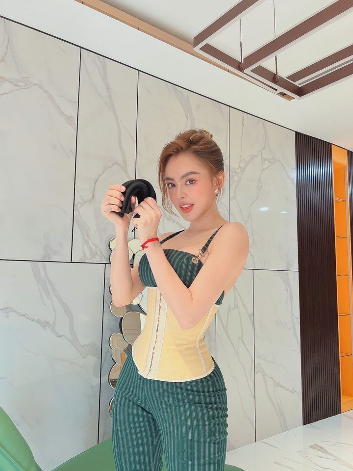 Kể lại sự việc, hot girl bán hàng online - Trang Nemo cho biết ngay từ 27 Tết, cửa hàng tại TP.HCM đã liên tiếp bị "kẻ giấu mặt" cư xử không đúng, gây ảnh hưởng đến tâm lý và công việc của nhân viên.