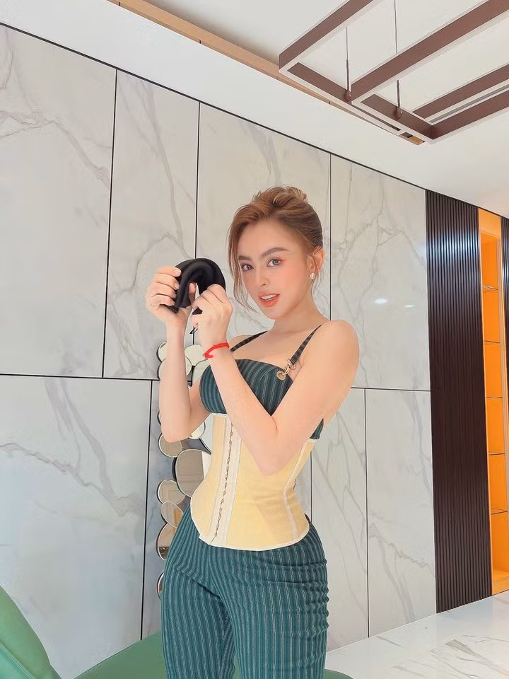 Kể lại sự việc, hot girl bán hàng online - Trang Nemo cho biết ngay từ 27 Tết, cửa hàng tại TP.HCM đã liên tiếp bị "kẻ giấu mặt" cư xử không đúng, gây ảnh hưởng đến tâm lý và công việc của nhân viên.