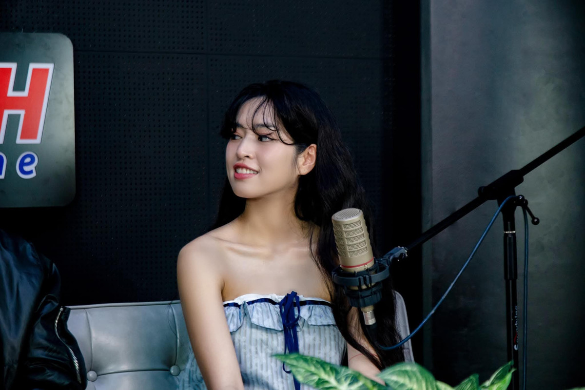 Khánh Vân từng chia sẻ với báo chí: "Hiện tại, tôi chỉ có mấy miếng đất nhỏ thôi, không là gì so với mọi người. Nhà ở Sài Gòn tôi còn chưa mua, vẫn ở trọ thôi. Nếu mua nhà thì chắc phải bán hết đất, anh cũng biết mà, nhà ở Sài Gòn giá vài tỷ, nhiêu đó đất đâu ăn thua gì. Nên thôi, cứ giữ lại làm của để dành, từ từ tính tiếp”.