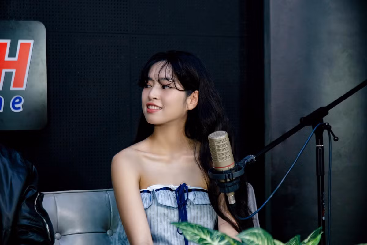 Khánh Vân từng chia sẻ với báo chí: "Hiện tại, tôi chỉ có mấy miếng đất nhỏ thôi, không là gì so với mọi người. Nhà ở Sài Gòn tôi còn chưa mua, vẫn ở trọ thôi. Nếu mua nhà thì chắc phải bán hết đất, anh cũng biết mà, nhà ở Sài Gòn giá vài tỷ, nhiêu đó đất đâu ăn thua gì. Nên thôi, cứ giữ lại làm của để dành, từ từ tính tiếp”.