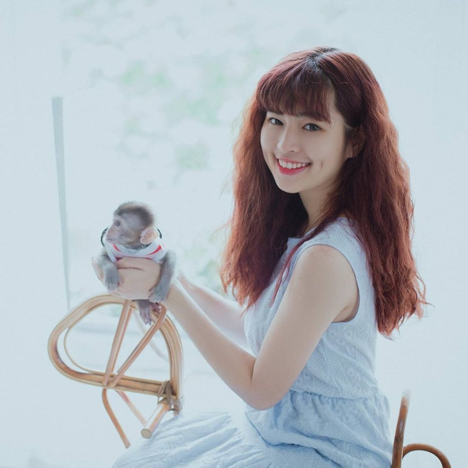 Với đôi má lúm đồng tiền xinh xắn, nụ cười tươi cùng làn da trắng, gương mặt ưa nhìn, Khánh Vân nhận được nhiều lời mời tham gia các dự án sau đó.