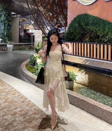 Huỳnh Anh sở hữu gương mặt khả ái và làn da trắng bật tông.