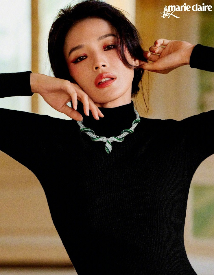 Tuy nhiên, những quy tắc khó khăn của giới thời trang không được áp dụng với Thư Kỳ. Cô là con cưng của các tạp chí hay thương hiệu quốc tế.