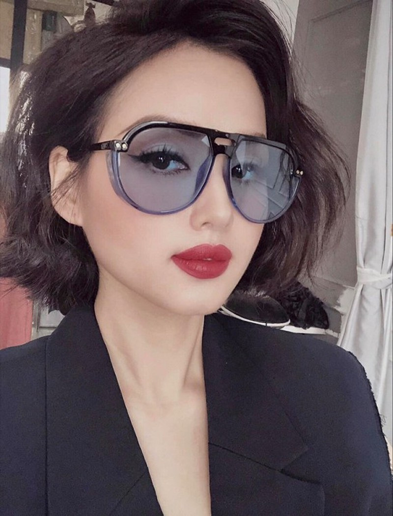 Dịch nôm na câu này sẽ là... "Xin chào, các bạn có đây là đôi giày không?". Rõ ràng, Tâm Tít đã có chút nhầm lẫn không hề nhỏ ở đây.