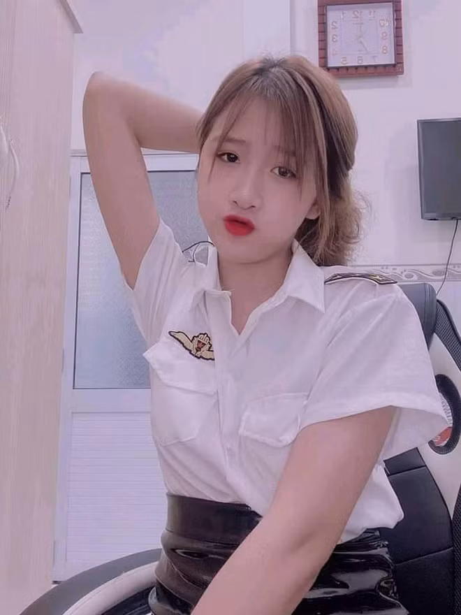 Trên trang Facebook cá nhân, Thanh Chi thường xuyên chia sẻ hình ảnh đời thường. Ở tuổi 18, cô được nhận xét ngày càng giống chị gái.