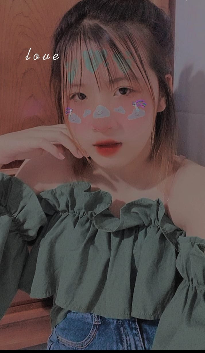 Thanh Chi là hot girl nổi tiếng TikTok và là em gái ruột của Kim Thủy - bà xã Lộc Fuho. Hot girl 18 tuổi chính là người bạn đồng hành, có mặt thường xuyên trong các clip của anh rể. Cô hỗ trợ Lộc Fuho diễn xuất, cũng lăn xả, trộn hồ, trát vữa... không khác gì thợ nghề chuyên nghiệp.