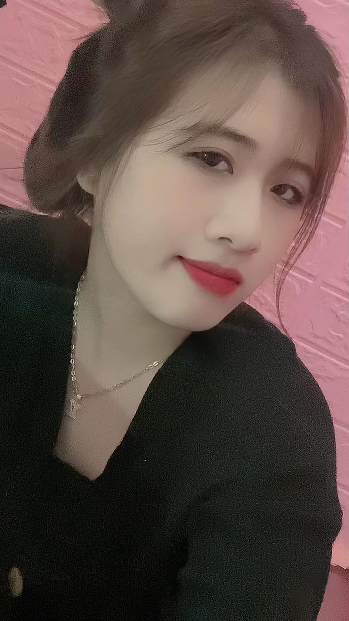 Nhiều người bày tỏ thắc mắc không thấy Thanh Chi xuất hiện trong các clip của hiện tượng mạng quê Khánh Hòa. Trước những câu hỏi của fan, cô nàng không phản hồi.