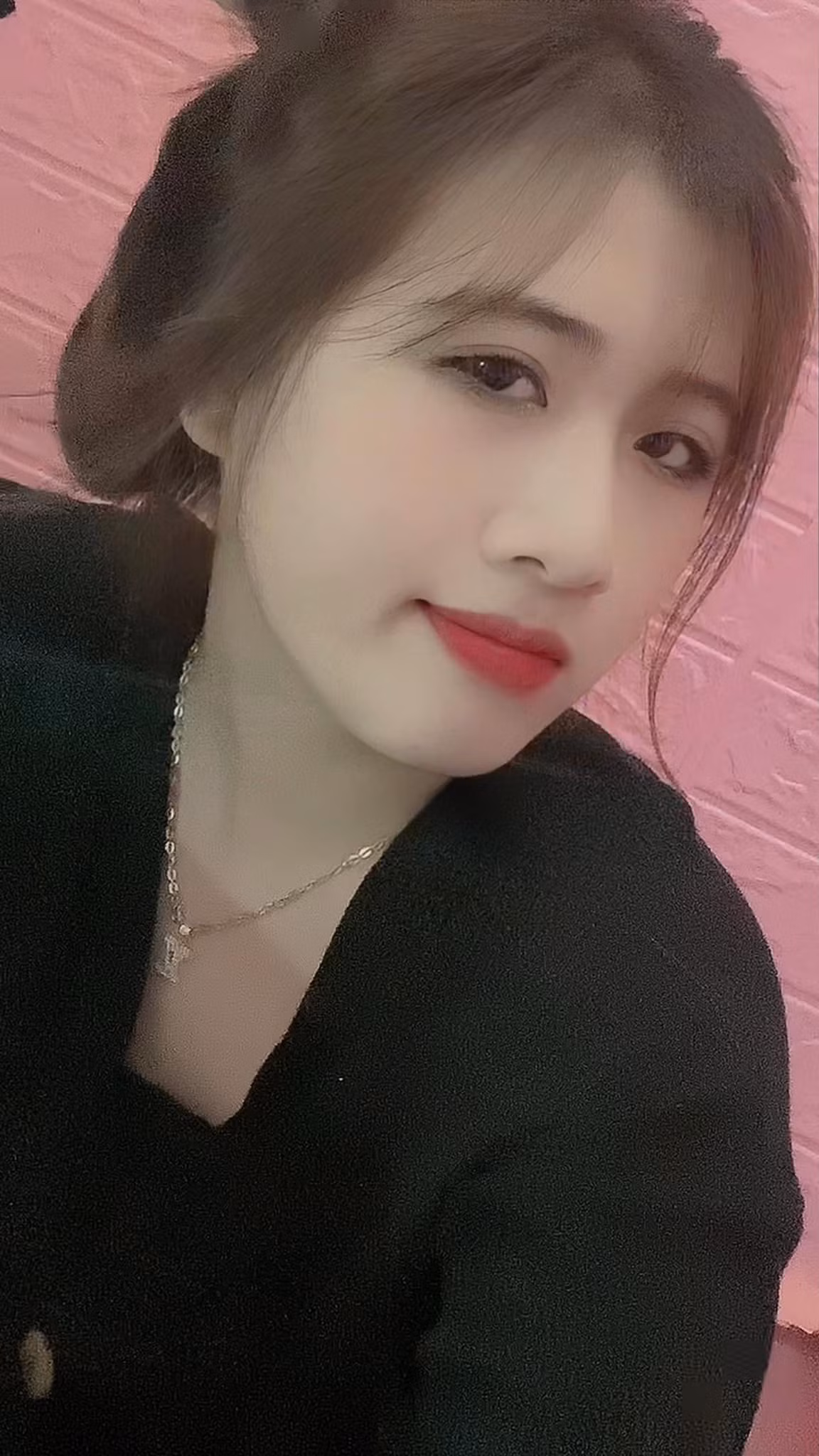 Nhiều người bày tỏ thắc mắc không thấy Thanh Chi xuất hiện trong các clip của hiện tượng mạng quê Khánh Hòa. Trước những câu hỏi của fan, cô nàng không phản hồi.