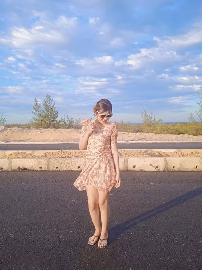 Hiện tại, Thanh Chi độc thân. Khi được anh rể hỏi về mẫu bạn trai lý tưởng, cô nàng tiết lộ: “Cao to, biết làm ra tiền”.